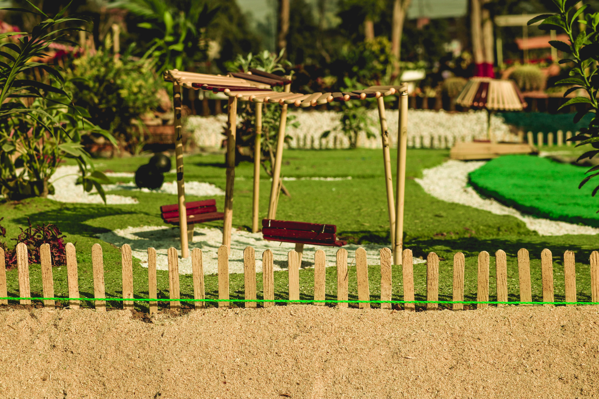 giardino sensoriale con sabbia e percorsi che attivano il tatto